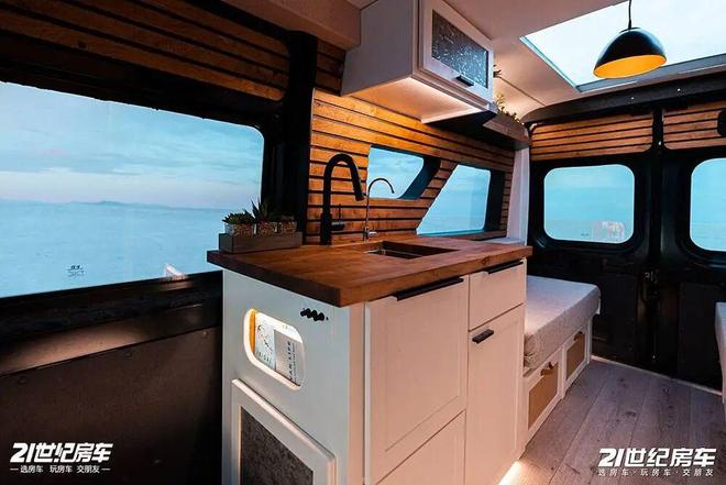 m Promaster露营车把舒适感拉满了澳门新葡京入口四面环窗仰望星空！这辆Ra(图5)