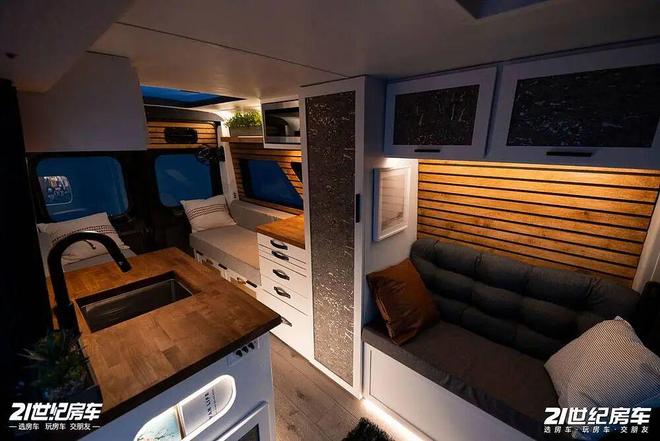 m Promaster露营车把舒适感拉满了澳门新葡京入口四面环窗仰望星空！这辆Ra(图3)